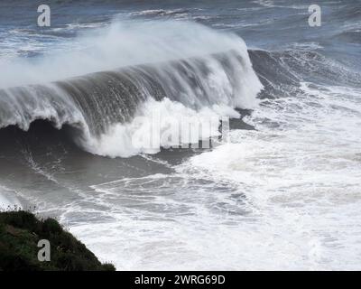 Olas gigantes en la Playa Norte de Nazaré, en el distrito de Leiría, provincia de Estremadura. Portugal Stock Photo