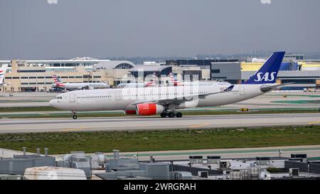 LN-RKT SAS Scandinavian Airlines Airbus A330-343 am Los Angeles International Airport LAX / KLAX Los Angeles, Kalifornien, USA, Vereinigte Staaten von Amerika, 17.02.2024 *** LN RKT SAS Scandinavian Airlines Airbus A330 343 at Los Angeles International Airport LAX KLAX Los Angeles, California, USA, United States of America, 17 02 2024 Stock Photo