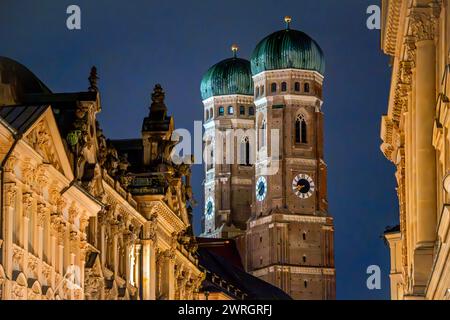 Frauenkirche bei Nacht, München, 12. März 2024 Deutschland, München, 12. März 2024, Frauenkirche bei Nacht, Türme im Dunkeln, Wahrzeichen der Stadt München und des katholischen Erzbistums München und Freising, Kirche, Religion, Bayern *** Frauenkirche by night, Munich, March 12, 2024 Germany, Munich, March 12, 2024, Frauenkirche by night, Towers in the dark, Landmark of the city of Munich and the Catholic Archdiocese of Munich and Freising, Church, Religion, Bavaria Stock Photo