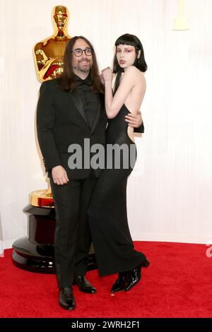 March 10, 2024, Los Angeles, California, USA: Sean Ono Lennon, Kemp Muhl during red carpet arrivals for the 96th Academy Awards at the Dolby Theater. (Credit Image: © Kay Blake/ZUMA Press Wire) EDITORIAL USAGE ONLY! Not for Commercial USAGE! Stock Photo