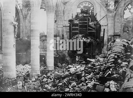 Organ in cathedral at Peronne, between c1915 and 1918. An organ in the ruins of the church of Saint-Jean-Baptiste de Pe&#xb4;ronne in Pe&#xb4;ronne, France during World War I. Stock Photo