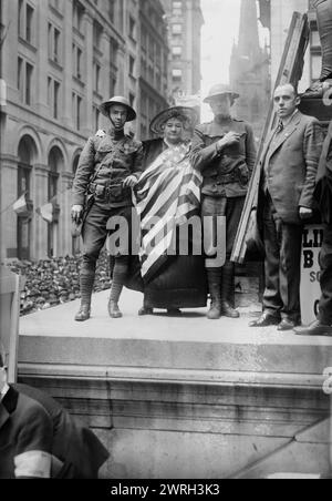 [Schumann-Heink], between c1915 and c1920. Opera singer Ernestine Schumann-Heink, holding an American flag, with soldiers standing at the base of the George Washington statue, New York City, probably appearing for a Liberty Loan drive during World War I. Stock Photo