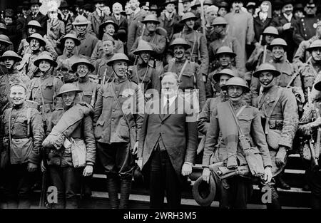 Hylan [Liberty Parade Pershing Vets], between c1915 and c1920. New York City's Mayor John Francis Hylan (1868-1936) with World War I veterans (&quot;Pershing's Men&quot;) who were marching in support of the Liberty Loan drive. Stock Photo