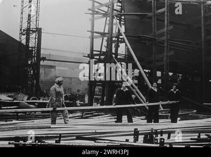 English women in ship yards, between c1915 and 1918. Women at work building navy ships during World War I in England. Stock Photo