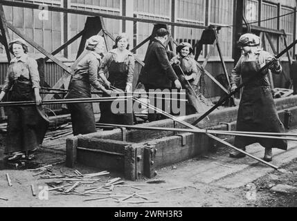 English women in shipbuilding yards, between c1915 and c1920. Women at work building navy ships during World War I in England. Stock Photo