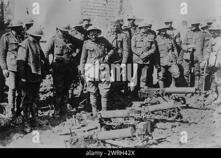 British booty Tilloy, 10 Apr 1917. The troops of the 13th Battalion, King's (Liverpool) Regiment with some German machine guns which they captured in Tilloy-les Mofflaines, France, April 10, 1917, during the Battle of Arras during World War I. Stock Photo