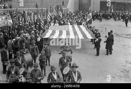 Italians marching into stadium, 23 Jun 1917. Italians marching with large American flag at a ceremony honoring Prince Ferdinando of Udine, head of the Italian War Commission to the United States, in Lewisohn Stadium at the College of the City of New York, June 23, 1917. Stock Photo