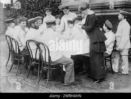Princess Marie of Stolberg Werningen and wounded at her Chateau, between 1914 and c1915. Wounded soldiers during World War I. Stock Photo