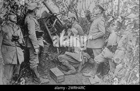 Germans watching for aeroplanes, between c1914 and c1915. German soldiers with a anti-aircraft machine gun, looking for airplanes during World War I. Stock Photo