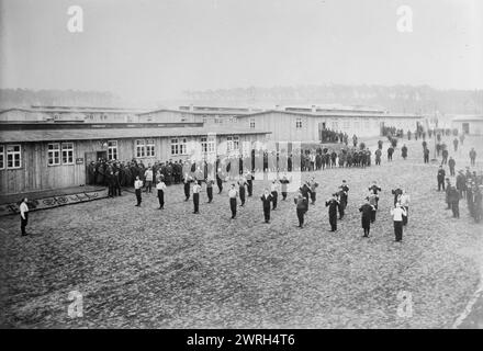 Prison camp, Zossen, exercise, between 1914 and c1915. Prisoners exercising at Zossen prisoner of war camp, Wu&#xa8;nsdorf, Zossen, Germany, during World War I. Stock Photo