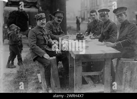 French Officer breakfasts with English, between 1914 and 1918. A French officer having tea with English military personnel during World War I. Stock Photo