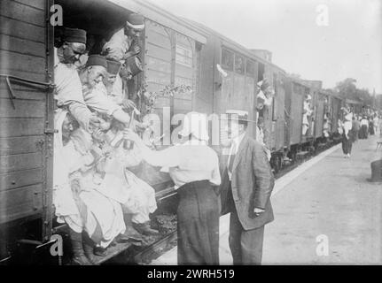 At Champigny, giving wine to Algerian troops, between c1914 and c1915. People giving wine to Algerian soldiers at Champigny-sur-Marne, France, during World War I. Stock Photo