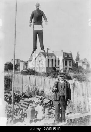 Paris, Emperor William hung in effigy, between c1914 and c1915. Effigy of Kaiser Wilhelm II which was hung in Paris, France during the beginning of World War I. Stock Photo