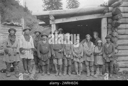 Group of Shoria Men with Village Headmen by a House, 1913.From a collection of 109 photographs taken during a 1913 topographic expedition to the Gornaia Shoria in the Altai region and another topographic expedition to the Mrasskii region, Kuznetskii District (central part of the Gornaia Shoria). The photographs reflect both expedition activities and the life of the people in this region. Altai State Regional Studies Museum Stock Photo