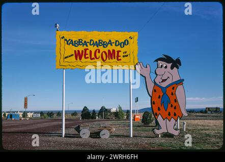 Giant Fred Flintstone sign , Welcomes to Flintstone's Bedrock City,  Vintage Americana Photography.  Roadside Attractions.  Valle, Arizona. USA 1987 Stock Photo