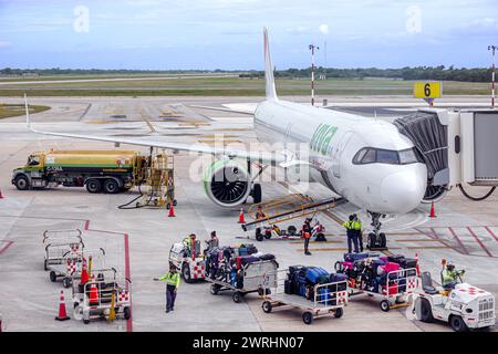 Merida Mexico,Manuel Crescencio Rejon Merida International Airport,tarmac terminal concourse gate area,view through window,Viva Aerobus,commercial air Stock Photo