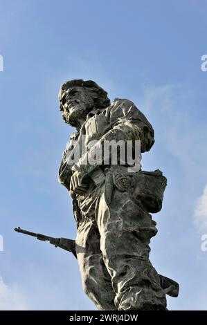 Statue of a historical male warrior with a rifle (Memorial del Ernesto Che Guevara monument 6 metre high bronze statue), Santa Clara, in front of a Stock Photo