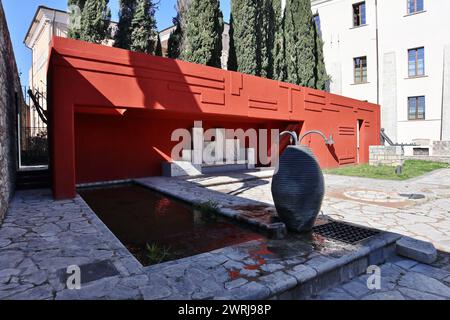 Benevento - Scorcio del muro rosso nell'Hortus Conclusus Stock Photo