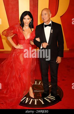 BEVERLY HILLS, CALIFORNIA - MARCH 10: (L-R) Lauren Sánchez and Jeff Bezos attend the 2024 Vanity Fair Oscar Party hosted by Radhika Jones at Wallis An Stock Photo