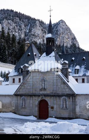 Façade de l’entrée principale du Monastère de la Grande Chartreuse sous la neige, au cœur des montagnes du Parc naturel régional de Chartreuse Stock Photo