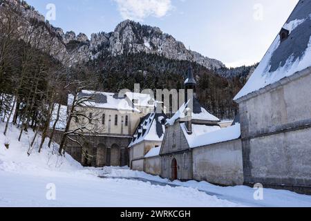 Façade de l’entrée principale du Monastère de la Grande Chartreuse sous la neige, au cœur des montagnes du Parc naturel régional de Chartreuse Stock Photo