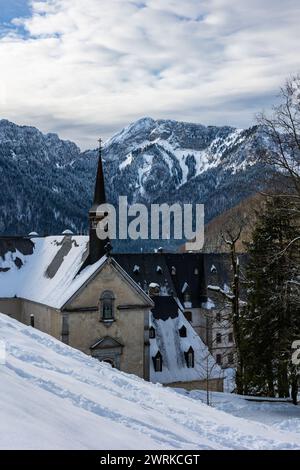 Façade de l’entrée principale du Monastère de la Grande Chartreuse sous la neige, au cœur des montagnes du Parc naturel régional de Chartreuse Stock Photo