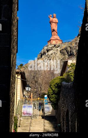 Statue de Notre-Dame de France, représentant la Vierge à l’Enfant, dominant la ville du Puy-en-Velay en Auvergne Stock Photo