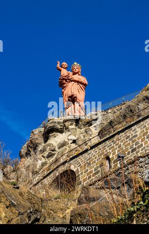 Statue de Notre-Dame de France, représentant la Vierge à l’Enfant, dominant la ville du Puy-en-Velay en Auvergne Stock Photo