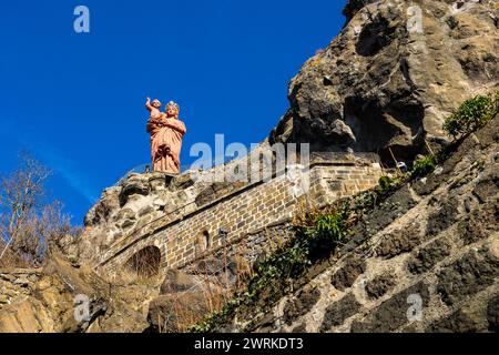 Statue de Notre-Dame de France, représentant la Vierge à l’Enfant, dominant la ville du Puy-en-Velay en Auvergne Stock Photo