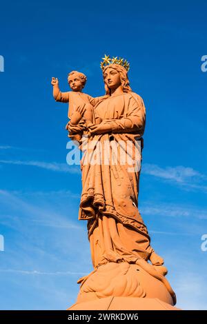 Statue de Notre-Dame de France, représentant la Vierge à l’Enfant, au sommet du Rocher Corneille au Puy-en-Velay en Auvergne Stock Photo