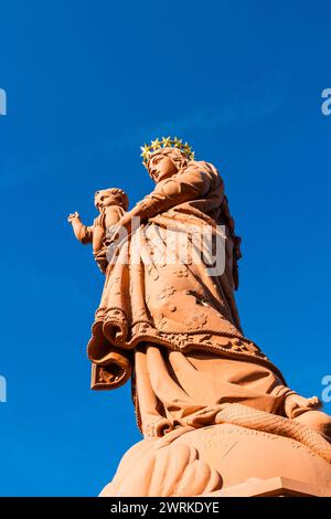 Statue de Notre-Dame de France, représentant la Vierge à l’Enfant, au sommet du Rocher Corneille au Puy-en-Velay en Auvergne Stock Photo