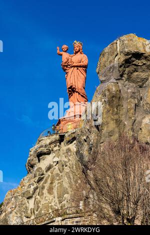 Statue de Notre-Dame de France, représentant la Vierge à l’Enfant, au sommet du Rocher Corneille au Puy-en-Velay en Auvergne Stock Photo