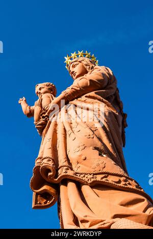 Statue de Notre-Dame de France, représentant la Vierge à l’Enfant, au sommet du Rocher Corneille au Puy-en-Velay en Auvergne Stock Photo