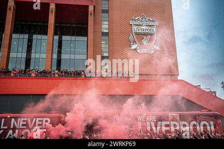 LFC fans give the team coach a fantastic reception as they arrive for the Premier League match against Manchester City at at Anfield stadium in Liverpool Stock Photo