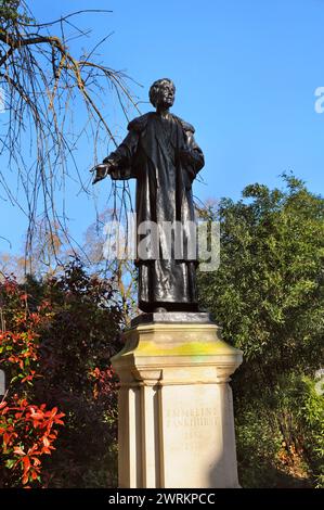 Bronze statue of Emmeline Pankhurst (1858-1928), leader of the Suffragette movement, Victoria Tower Gardens, Westminster, London UK. Emily Pankhurst Stock Photo