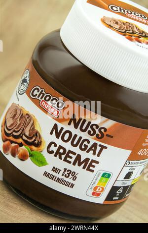 Choco nussa Nuss-Nougat Creme im Glas Stock Photo