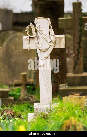 Headstone in the form of a cross with a sword and strap or baldric on the grave of a Royal Artillery Officer in Southampton Old Cemetery Stock Photo