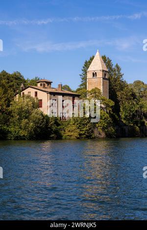 Église romane Notre-Dame de Lyon sur l’Île Barbe, depuis les quais de Saône de Caluire-et-Cuire Stock Photo