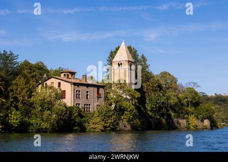 Église romane Notre-Dame de Lyon sur l’Île Barbe, depuis les quais de Saône de Caluire-et-Cuire Stock Photo