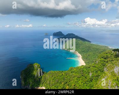 Ocean waves on coastline in Cadlao Island. Blue sea and clouds. El Nido, Philippines. Stock Photo