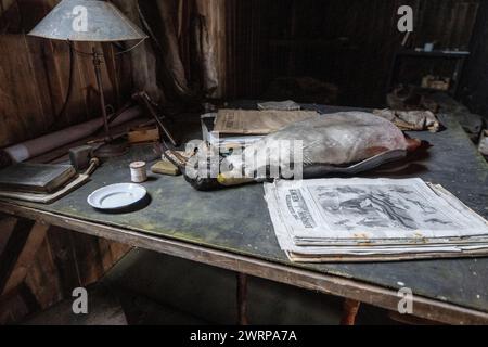 Antarctica, Ross Sea, Ross Island, Cape Evans. Scott's Hut, used during the Terra Nova Expedition (1910-1913) Captain Scott's desk. Stock Photo