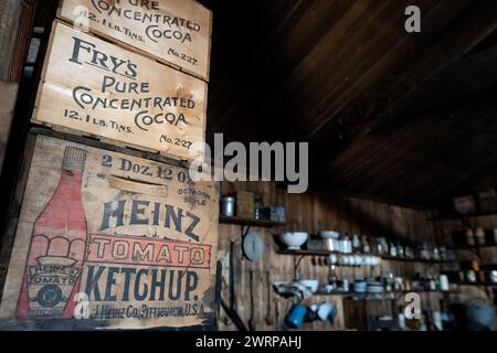 Antarctica, Ross Sea, Ross Island, Cape Evans. Scott's Hut, used during the Terra Nova Expedition (1910-1913) Kitchen view, Heinz ketchup wooden crate. Stock Photo