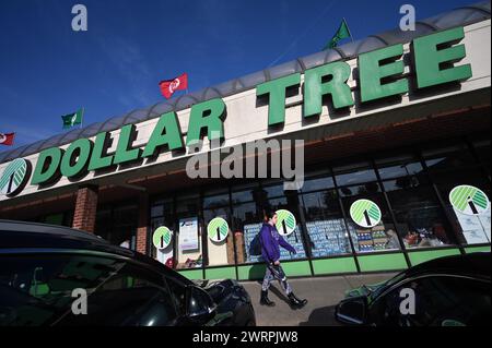 New York, USA. 13th Mar, 2024. Exterior view of a Dollar Tree retail store in the New York City borough of Queens, NY, March 13, 2024. Dollar Tree announced it plans to close nearly 1000 of its Family Dollar locations due to low market performance. (Photo by Anthony Behar/Sipa USA) Credit: Sipa USA/Alamy Live News Stock Photo