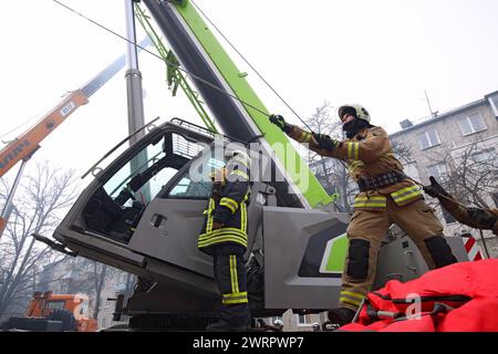 Non Exclusive: SUMY, UKRAINE - MARCH 13, 2023 - Rescuers use high-altitude equipment and special tools to searching for people under the rubble of a f Stock Photo