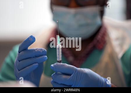 File photo dated 17/09/21 of a pharmacist preparing the vaccine in a pop-up vaccination clinic at the Oxford Brookes University Headington Campus in Oxford. Volunteers in the UK are being sought to test a new mRNA vaccine for mpox, formerly known as monkeypox. Issue date: Thursday March 14, 2024. Stock Photo