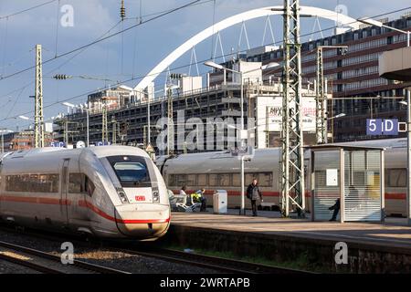 Intercity Express Zug ICE - ICE4 - Baureihe 412 der Deutschen Bahn im ...