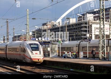 Intercity Express Zug ICE - ICE4 - Baureihe 412 der Deutschen Bahn im ...