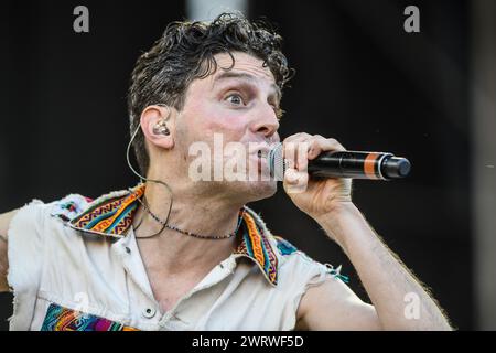 Miles Solay (vocalist), from Outernational. Live in Buenos Aires ...