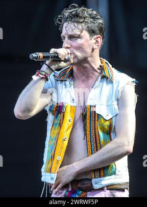 Miles Solay (vocalist), from Outernational. Live in Buenos Aires ...