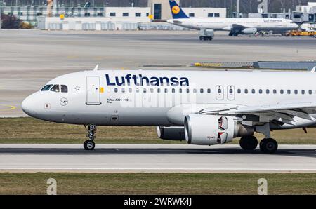 Ein Airbus A320-214 von Lufthansa startet von der Südstartbahn des Flughafen München. Registration D-AIZA. (München, Deutschland, 07.04.2023) Stock Photo